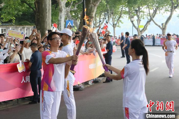 杭州亚运会火炬传递启动 罗雪娟杨倩携手点燃亚