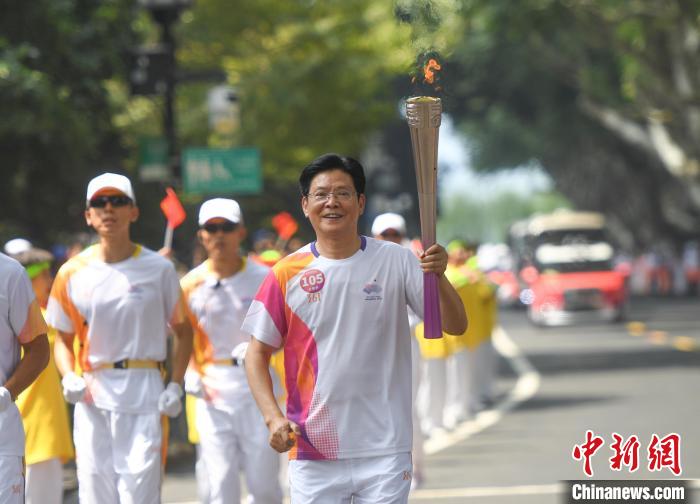 杭州亚运会火炬传递启动 罗雪娟杨倩携手点燃亚