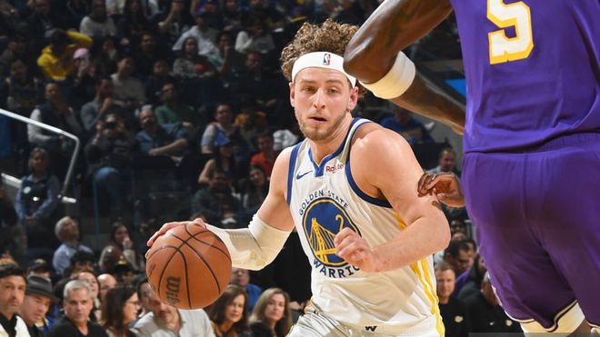 詹姆斯带伤作战完成父子助攻首秀 湖人客场力克