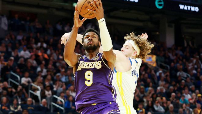 詹姆斯带伤作战完成父子助攻首秀 湖人客场力克