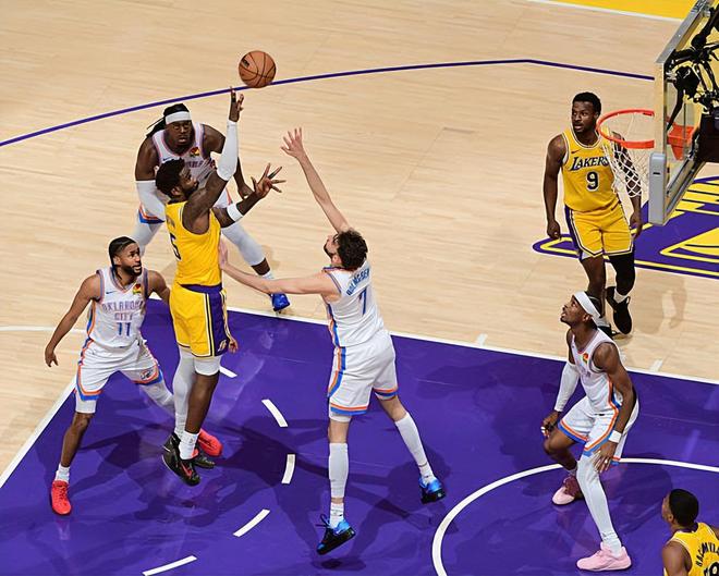 雷霆大胜湖人艾顿低迷陷困境