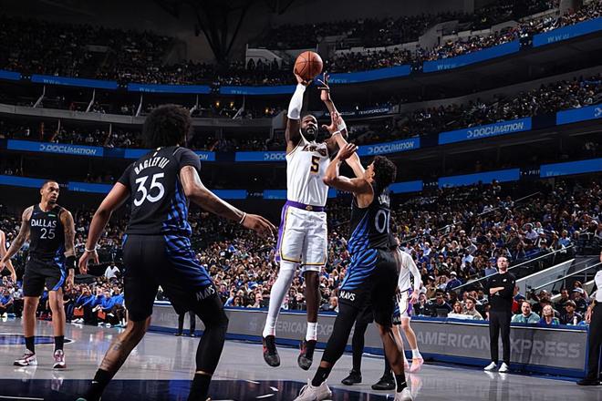 雷霆大胜湖人艾顿低迷陷困境