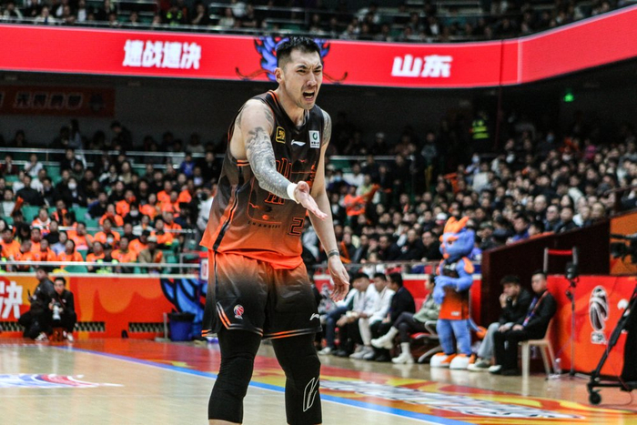 山东双核合砍27分力拼上海，季后赛生死战将至